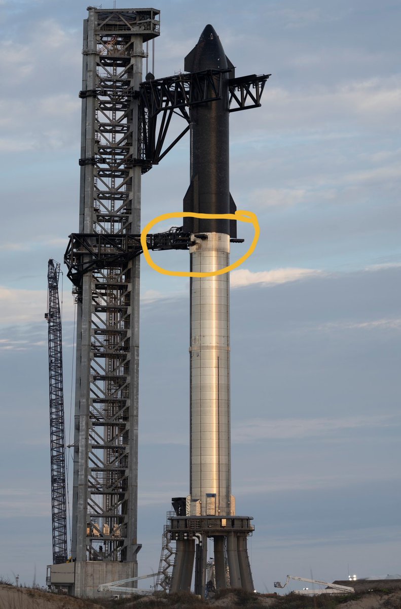 MQarraqm's tweet photo. @elonmusk The attachment point should be taken care of and moderately tight. Otherwise, it may be a problem when it comes time to leave the hull in space. https://t.co/V4KvkwEXVI