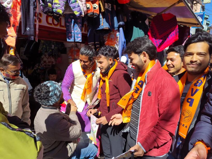 RJRajanjoc's tweet photo. #शत_प्रतिशत_मतदान 
#NationFirstVotingMust 
आज ABVP अल्मोड़ा इकाई के कार्यकर्ताओं के साथ अल्मोड़ा बाजार में शत प्रतिशत मतदान अभियान के अंतर्गत लोगो को मतदान करने हेतु जागरूक किया
"परिषद का है यह अभियान"
"शत प्रतिशत हो मतदान"
@AshishSainram @nidhitripathi92 @iManojNikhra https://t.co/ipJJJneviW