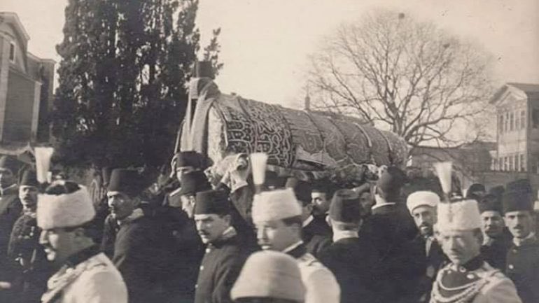 islamistonly's tweet photo. "Sokaklar, ağaçlar, pencereler dolup taşmıştı. Tabut tekbirlerle ilerliyordu. Bir hanım hıçkırıklarını zapt edemiyor, başını duvara dayamış ağlıyordu. Otuz üç sene hilâfet makamında bulunan Osmanlı padişahının son merasimi, hürmetle yerine getiriliyordu..."

Rahmet ve özlemle.. https://t.co/4SyNxygIWo