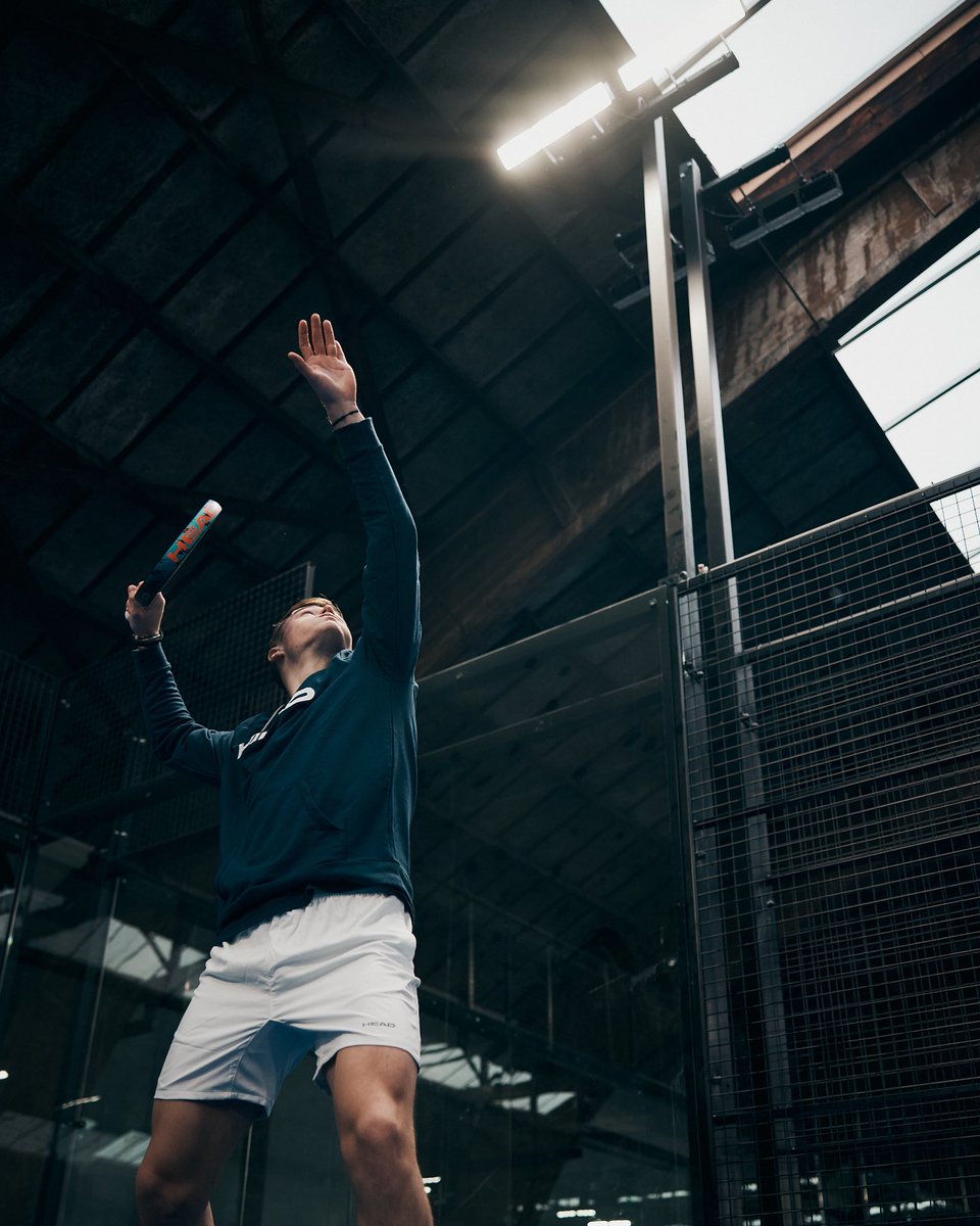 SMASH! ☄️ Soms gaat er niks boven een harde smash of volley. 

Wie slaat al zijn ballen tegen het glas met een smash?