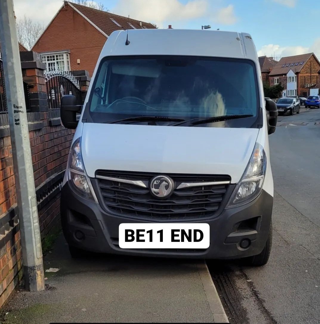 CommaChamUK's tweet photo. Fixed your number plate for you, buddy 👍 https://t.co/VUSzzLEco9