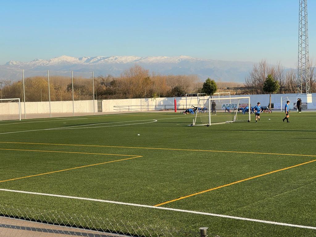 Entreno del  Granada cf juvenil al fondo Sierra nevada. Puro furbol