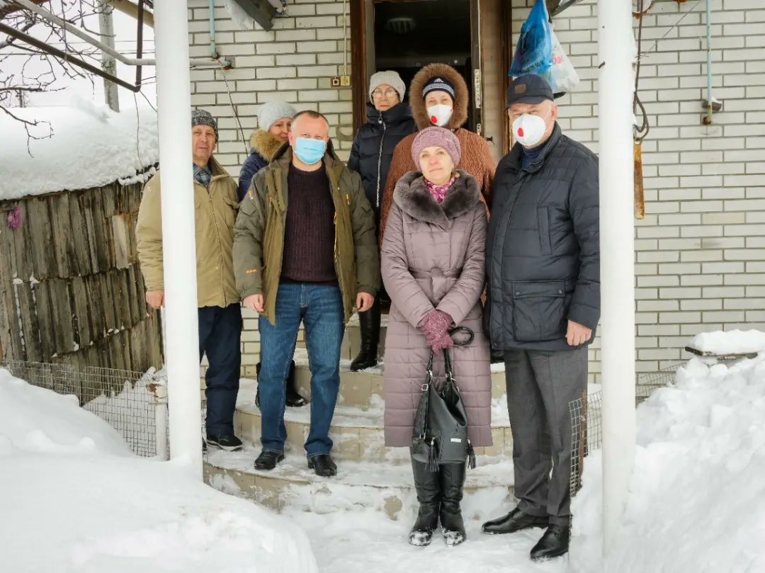 По поручению Губернатора Пензенской области, секретаря регионального отделения партии «Единая Россия» Олега Владимировича Мельниченко, жителям двухквартирного дома оказана помощь в восстановлении крыши.