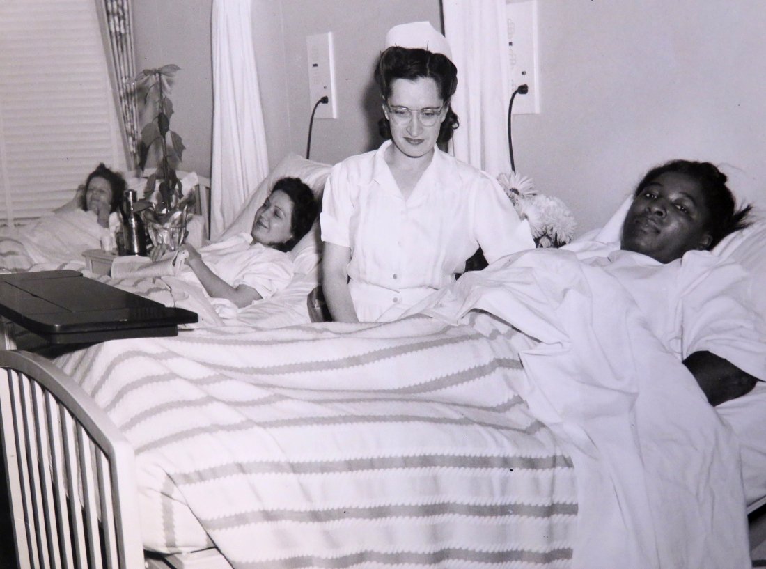 While other hospitals segregated wards during World War II, Kaiser Permanente’s Oakland Hospital and Richmond Field Hospital rooms were integrated, becoming an early model of inclusive hospitals. #blackhistorymonth
📷: Oakland Hospital room
🔗k-p.li/2KMIKNo