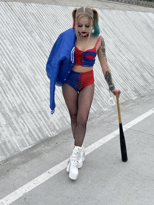 Throwback to Halloween as Harley Quinn but make it all rope ❤️💙 https://t.co/zQnnDfFv93