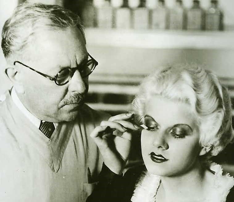 platinum_doc's tweet photo. Much like her startling platinum hair, Jean Harlow's make up was striking for the time. According to an article from Photoplay, she plucked her eyebrows and redrew them to accentuate her eyes better. She also used a mascara brush given to her by Max Factor personally. 

#harlow https://t.co/sgq3D0UDcw