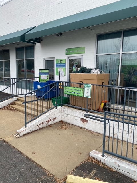 FairfaxAce's tweet photo. ♻️Alert!♻️
We’re proud to announce Twins Ace Fairfax has recycled over 1,200 lbs of holiday lights AGAIN . So glad to keep these out of landfills with the help of our partners at @eassets. Grateful for so many community members who brought them our way! 🙏 https://t.co/NPc05Si37T