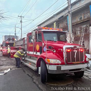 Reg Alarm at 1058: Reported kitchen fire, 300 blk of 14th St, multi-unit 3 story apt complex. E7 on scene at 1100, confirms working fire, 2 more engines requested. Water on the fire at 1104. No extension. Search all clear. @TFDArsonUnit requested. Red Cross assisting. #toledofire https://t.co/i3W3RQ9lO2