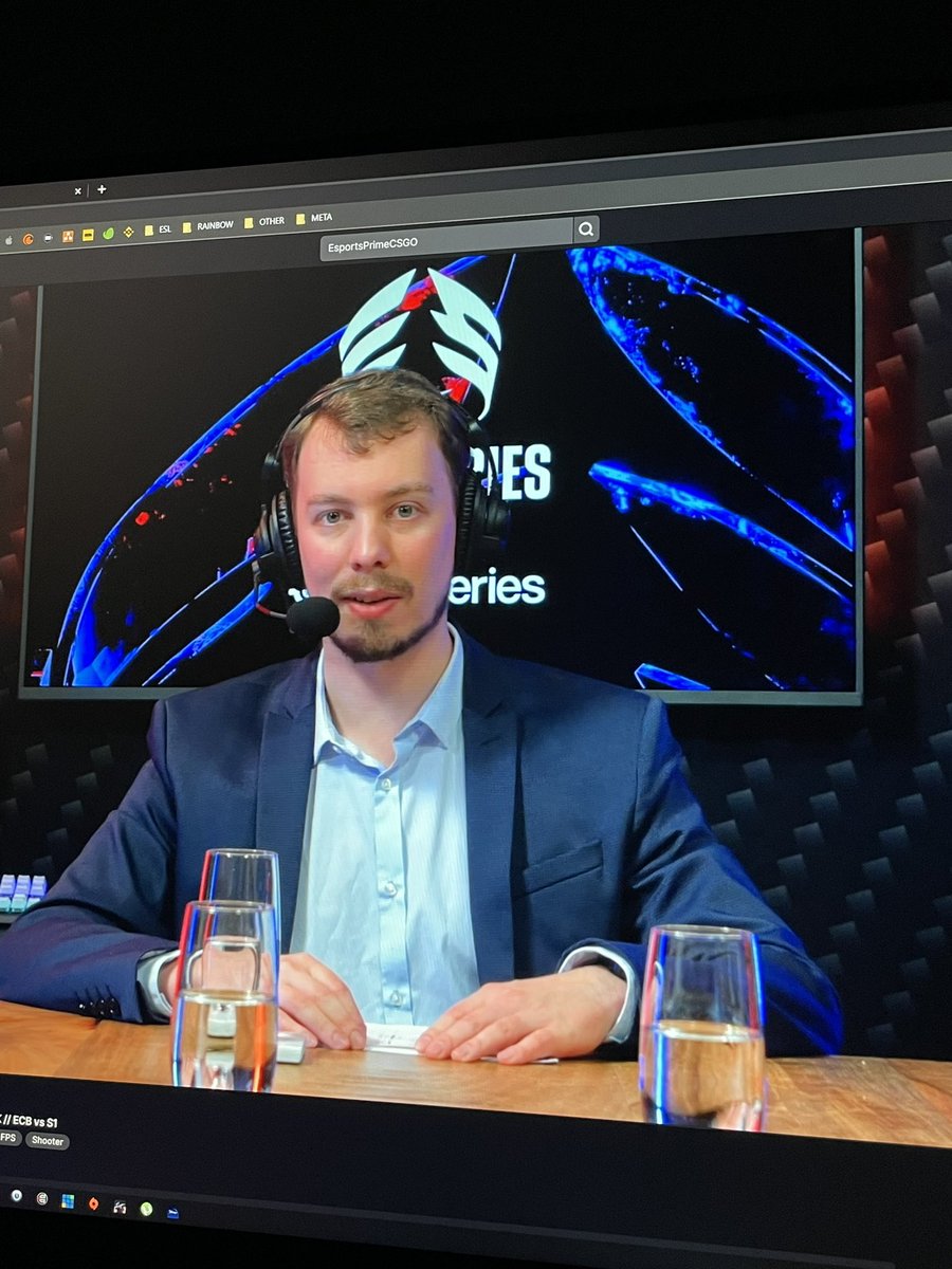 ErwinBtje's tweet image. Wish i was in the studio with these cuties. Look at this handsome man!! @Toldersma @RJcasts @Moraltis #ESCS