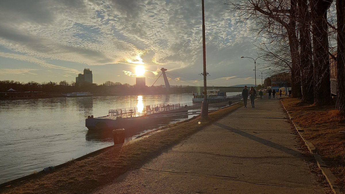 SWofdeepsoul's tweet image. I will never get enough of walking by Danube river ❤
#healingtime
#timeformyself
#awalktoremember