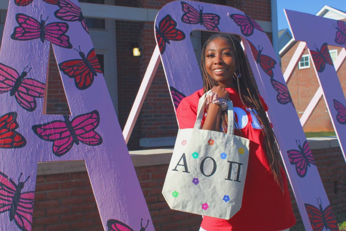 simonesshoppe's tweet photo. DROPPING TOMORROW!!!! ✨

sorority tote bags!!! https://t.co/QivOfykfRE