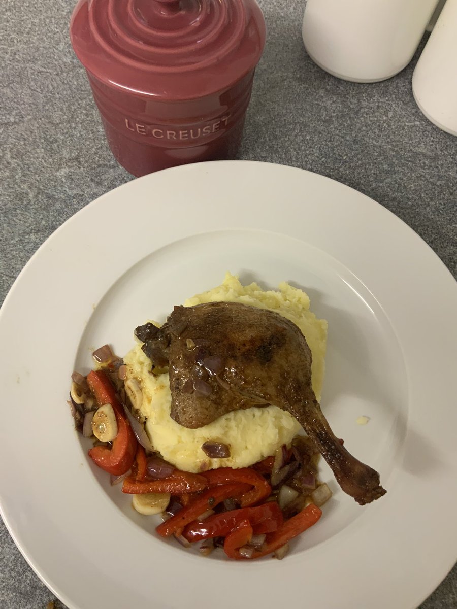 BeeNubian's tweet photo. Dinner is served and done 😋😋 #FatBellyProject #DuckLeg @leesah_zimbo #Yummy https://t.co/li0Nkc3Tzx