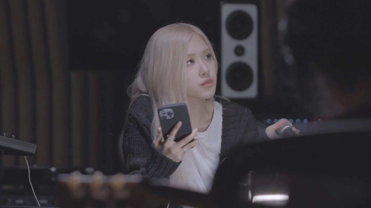 rosespics's tweet photo. rosé's voice is a gift https://t.co/ESGUzQrzQn