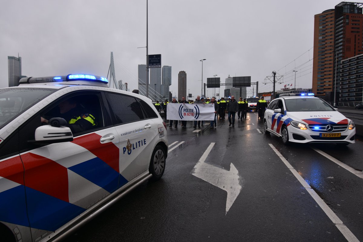 Komende weken volgen meer en hardere acties! Het #kabinet weigert snel afspraken met #politiebonden te maken over een #caopolitie die recht doet aan loyaliteit van politiemensen die afgelopen jaren het korps draaiende houden.
Persbericht: tinyurl.com/stapelprotest
#politieinactie