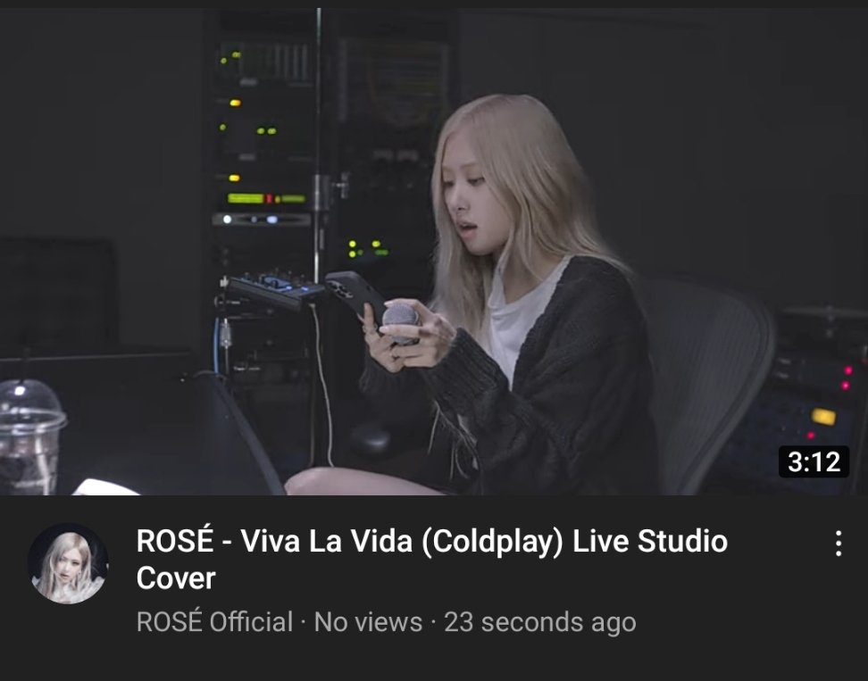 Cô gái ấm áp ấy tặng quà cho ct kìa iu bả lắm ❤
HAPPY HALF FIFTY ROSÉ
#OurRockstarROSÉDay
#봄의시작_채영아_생일축하해