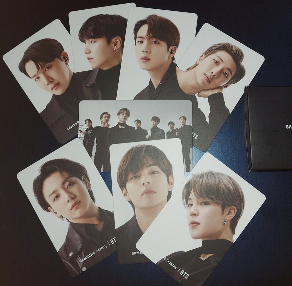 BTS_Chile's tweet photo. [!!!] ARMYs de la V región 👀 Este sábado estaremos regalando sets de photocards originales Samsung x @BTS_twt en Viña 💜

Solo tienen que mostrar que siguen a BTSC y a Samsung Chile en Insta 💁‍♀️

Pronto subiremos un form para que se puedan inscribir (por temas COVID) 🥸 https://t.co/0Cf2XRdoja