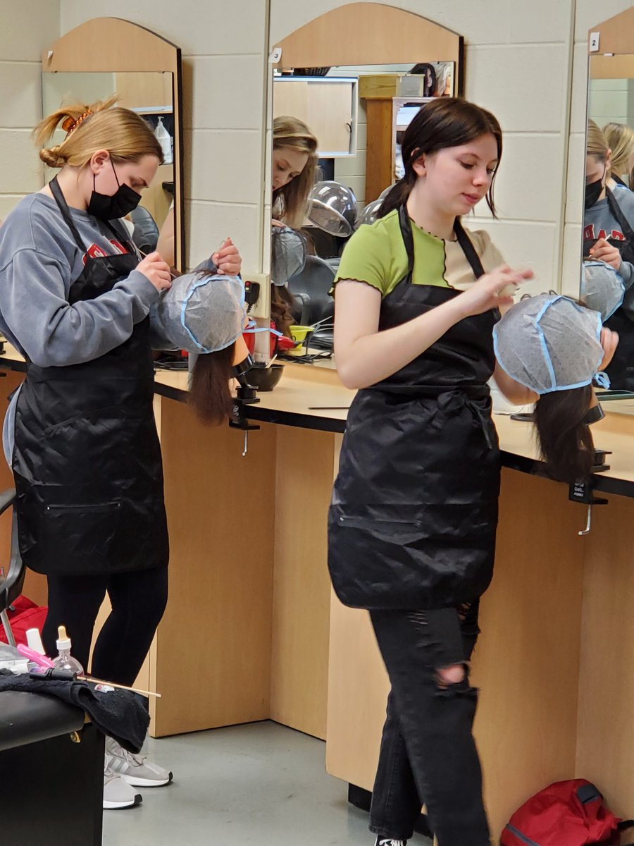 Shearious1's tweet photo. Cap highlights in cosmetology today at phs today #stillathing #greatjobguys https://t.co/ZtsrEnSPmr