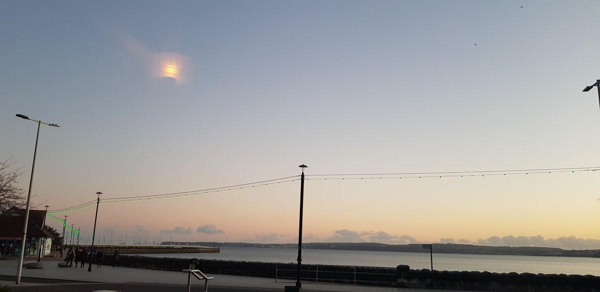 BeckyDavies01's tweet photo. End of work day &amp; my short week drinks on the #englishriviera #peoplewatching #Torbay #cathingup #itsgoodtotalk https://t.co/6u4VSbx6eS