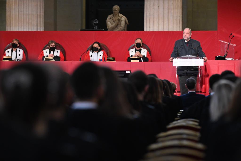 E_DupondM's tweet photo. Aux auditeurs de justice qui viennent de prêter serment à l’@ENM_France à Bordeaux. Vous débutez une nouvelle vie, passionnante, une vie au service de nos concitoyens, au service de la cité. Cette mission vous oblige. Elle vous oblige à l'humanité, à l'humilité et au doute. https://t.co/sLBtHP96KO