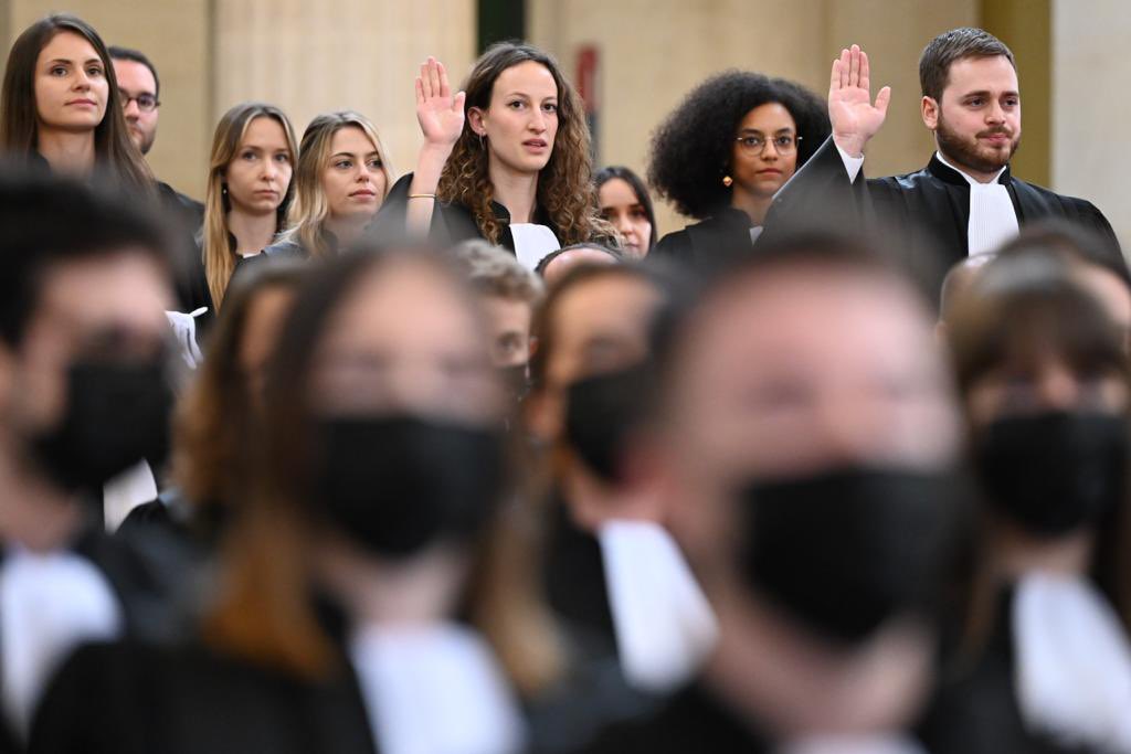 E_DupondM's tweet photo. Aux auditeurs de justice qui viennent de prêter serment à l’@ENM_France à Bordeaux. Vous débutez une nouvelle vie, passionnante, une vie au service de nos concitoyens, au service de la cité. Cette mission vous oblige. Elle vous oblige à l'humanité, à l'humilité et au doute. https://t.co/sLBtHP96KO