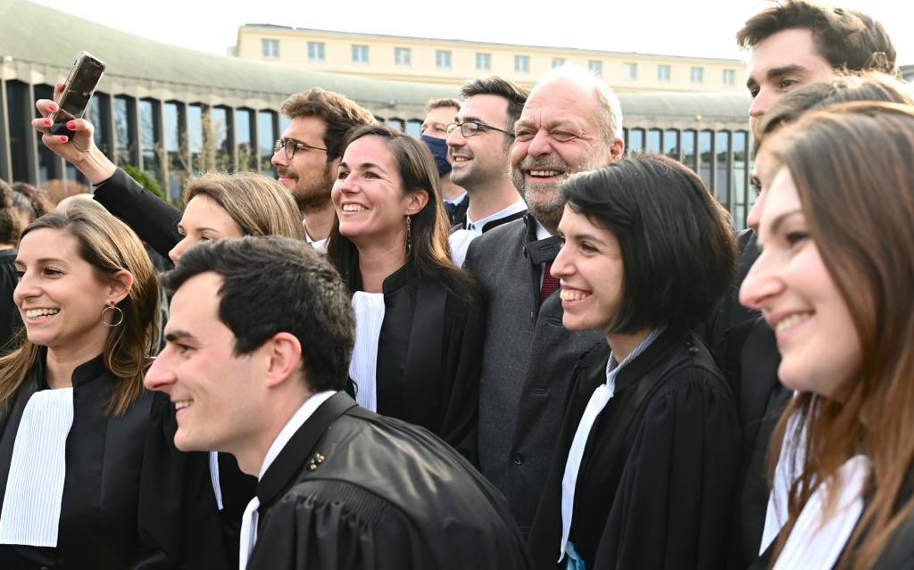 E_DupondM's tweet photo. Aux auditeurs de justice qui viennent de prêter serment à l’@ENM_France à Bordeaux. Vous débutez une nouvelle vie, passionnante, une vie au service de nos concitoyens, au service de la cité. Cette mission vous oblige. Elle vous oblige à l'humanité, à l'humilité et au doute. https://t.co/sLBtHP96KO