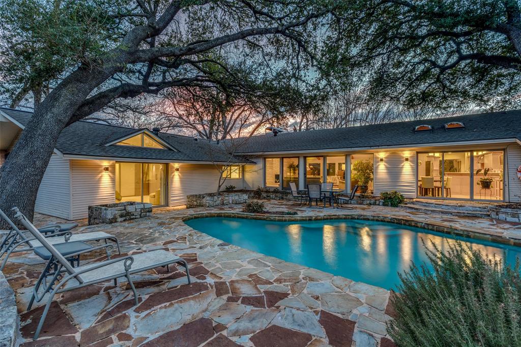 Check out this luxury listing! The home features 4 beds and 4 baths on over 4,000/sq. ft., and TWO backyards on almost .75 acre!
#rhadfw #realestate #dfw #dallas #northwoodhills #luxury #luxuryhomes #luxuryrealestate #milliondollarlisting #property #market #investment #justlisted