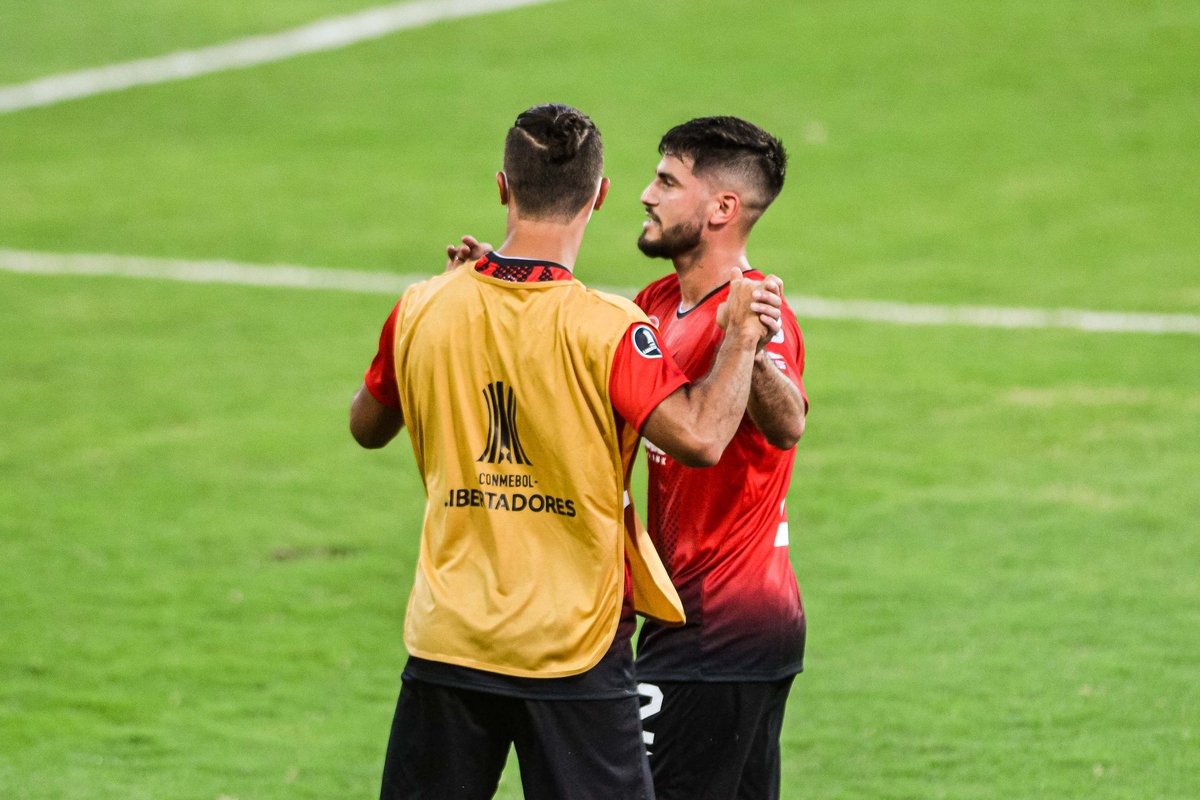 DeportivoLara's tweet photo. #Libertadores | @dmel13 ⚽🛡️
¡Aún quedan 90 minutos, ROJINEGROS! 💯

#DaleDEPOR🔴⚫ 
#GloriaEterna 🏆 https://t.co/Zy4RpC0y5j