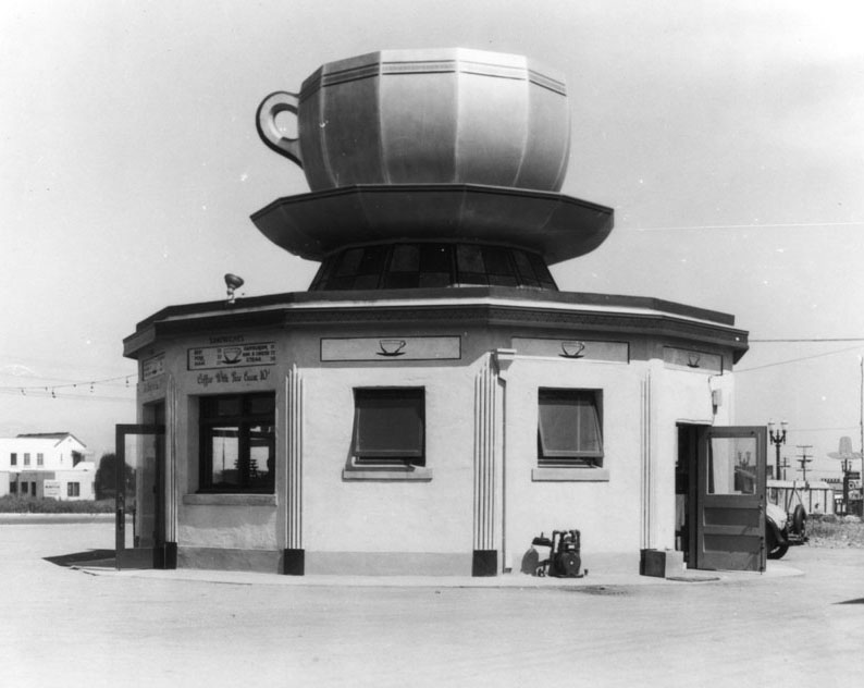 philwinkle's tweet image. "Mimetic architecture" was a hot trend when the interstate highway system brought visitors into newly urbanized areas. 

Here's the story of how the trend fell in and out of fashion 🧵