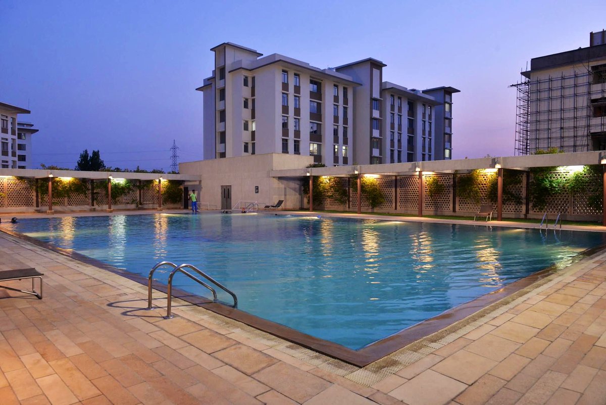ISBedu's tweet photo. This #ThrowbackThursday, let's look back to some of the favourite hangout spots of our students and alumni at Hyderabad and Mohali campuses. Tell us your favourite campus spot too.
More pictures: https://t.co/tZr58KkQ2b
#LifeatISB #ISBalumni #FromTheFiles https://t.co/cIOLJb6S5T