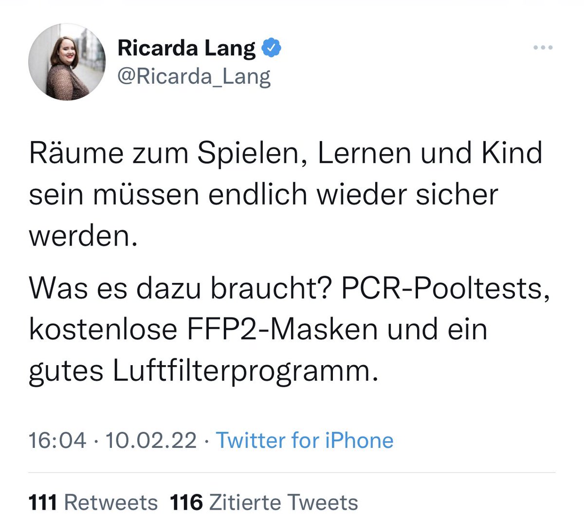 FFP2-Masken für Kinder. Verrückt! Die geballte Ahnungslosigkeit von @Ricarda_Lang, Die Grünen, in einem Tweet. Deutschland ist mit solchen Politikern verloren. Bin gespannt, wie Anhänger und Parteimitglieder diese erneute Unsinnigkeit verteidigen werden.