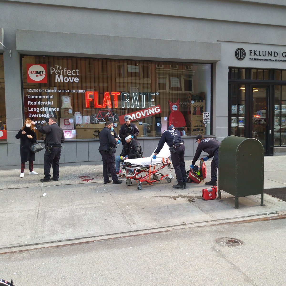 davidsongoldin's tweet photo. Refund the police. Guy walking dog attacked in broad daylight on 22nd &amp; Broadway, while two blocks away a thief was clearing out Walgreens shelves. https://t.co/ieds8uzYNa