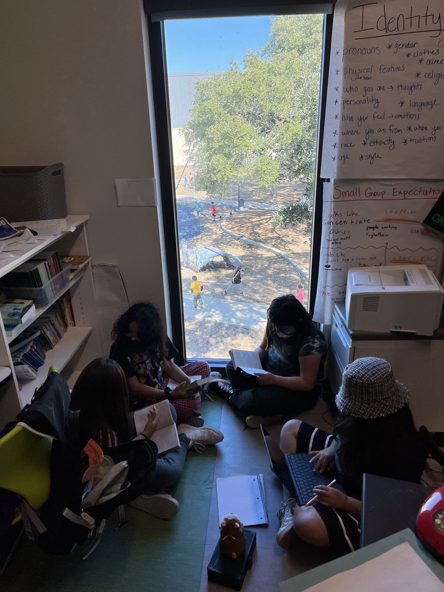 Fake Friday book club vibes🌞