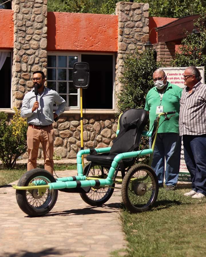 SantiagoTrobo's tweet image. #sentiteparte 
#villademerlo 
Se presentó la primero silla de ruedas adaptada para el senderismo en la Villa de Merlo. Se podrá usar en la reserva floro faunistica de manera gratuita.