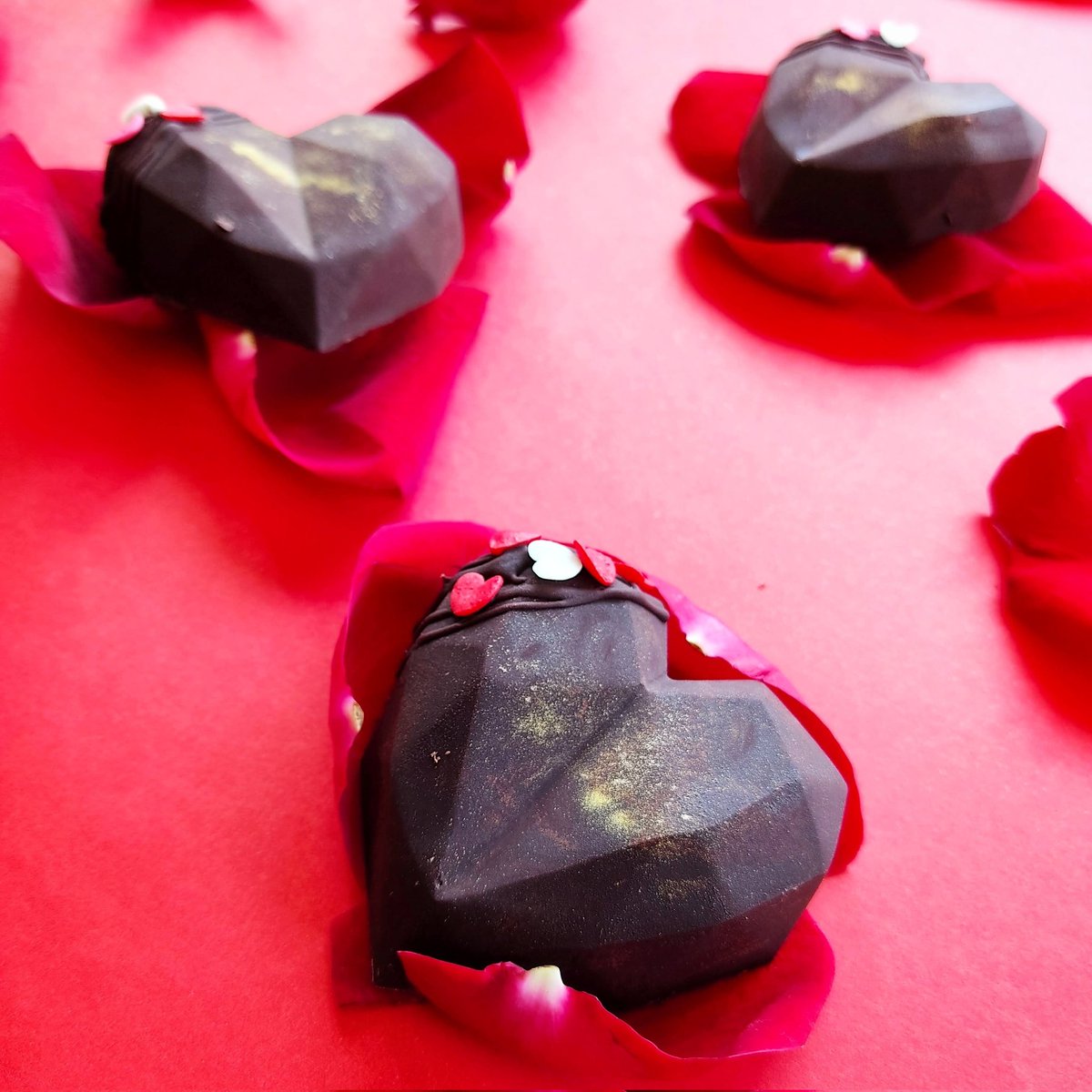 Gigi_Turquoise's tweet photo. Regalar chocolate siempre será una buena idea, y qué mejor que sea cacao 100% venezolano 🥰 En Lune De Chocolat podrás conseguir variedad de opciones para entregar un dulce detalle ❤️ https://t.co/FWwiMY3h0z https://t.co/FPp9RPmn4l