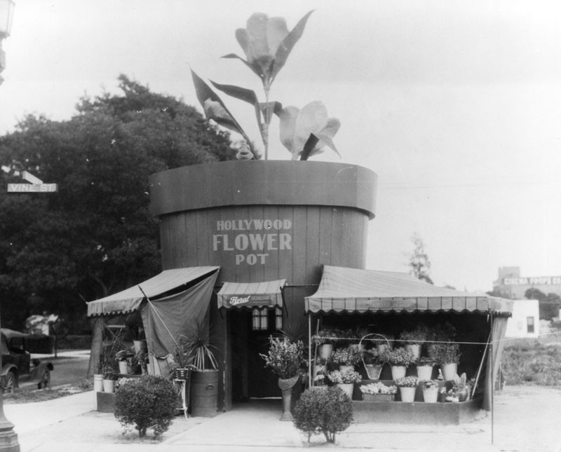 philwinkle's tweet image. "Mimetic architecture" was a hot trend when the interstate highway system brought visitors into newly urbanized areas. 

Here's the story of how the trend fell in and out of fashion 🧵