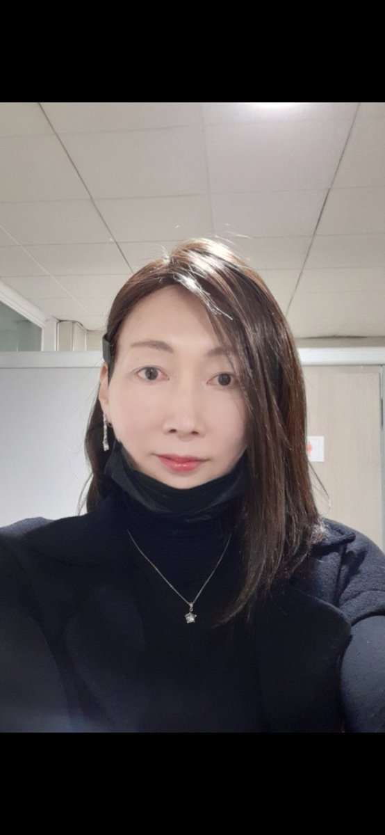 정말 급할때 시원하게 볼일을 보게 해주는 고마운 화장실에서.
거기다 사진도 잘나오게 해주네.

오늘 지인들과 얘기도 하고 새로운 분도 만나는 모처럼 의미있는 날이었네요.
주어진 것들에 감사하며 인연들의 소중함을 느끼며.