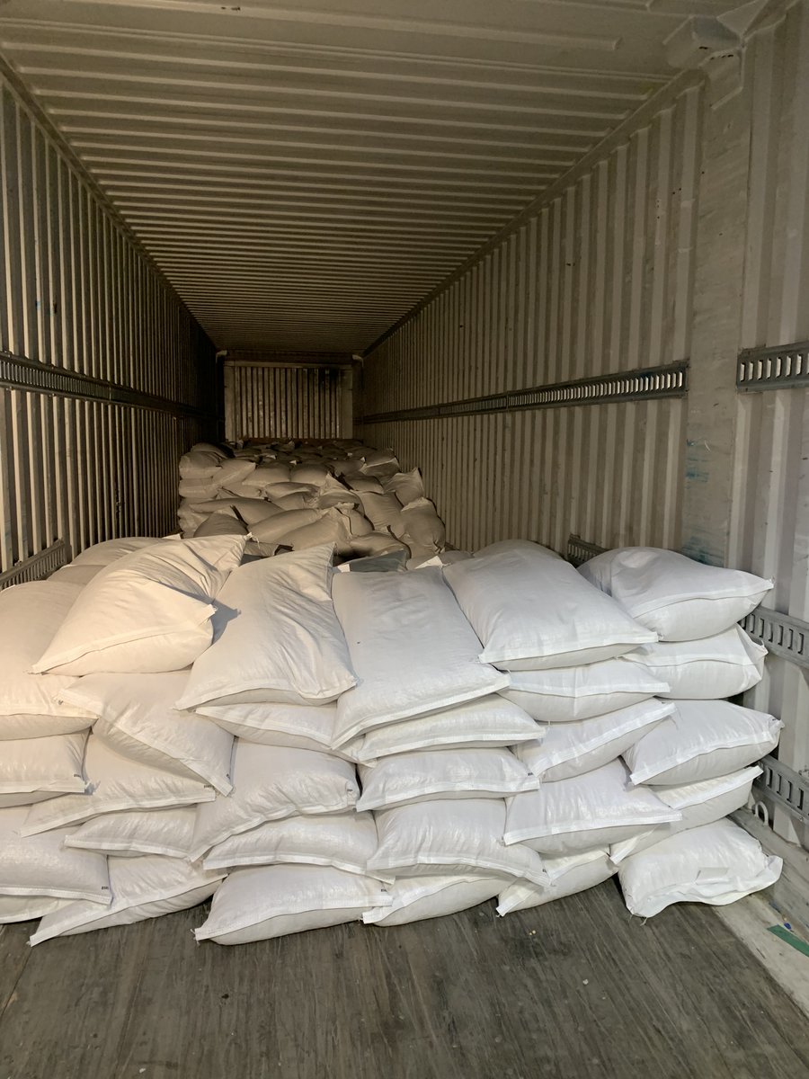 McDougallAcres's tweet photo. @McDougallAcres shipping chickpeas to Egypt today. Chickpeas are the main ingredient in Mediterranean and Middle Eastern cuisines. It is used for hummus, falafel, or making delicious koshari dish.
#pulseexport #saskgrown @SaskPulse https://t.co/P4TADzChIQ