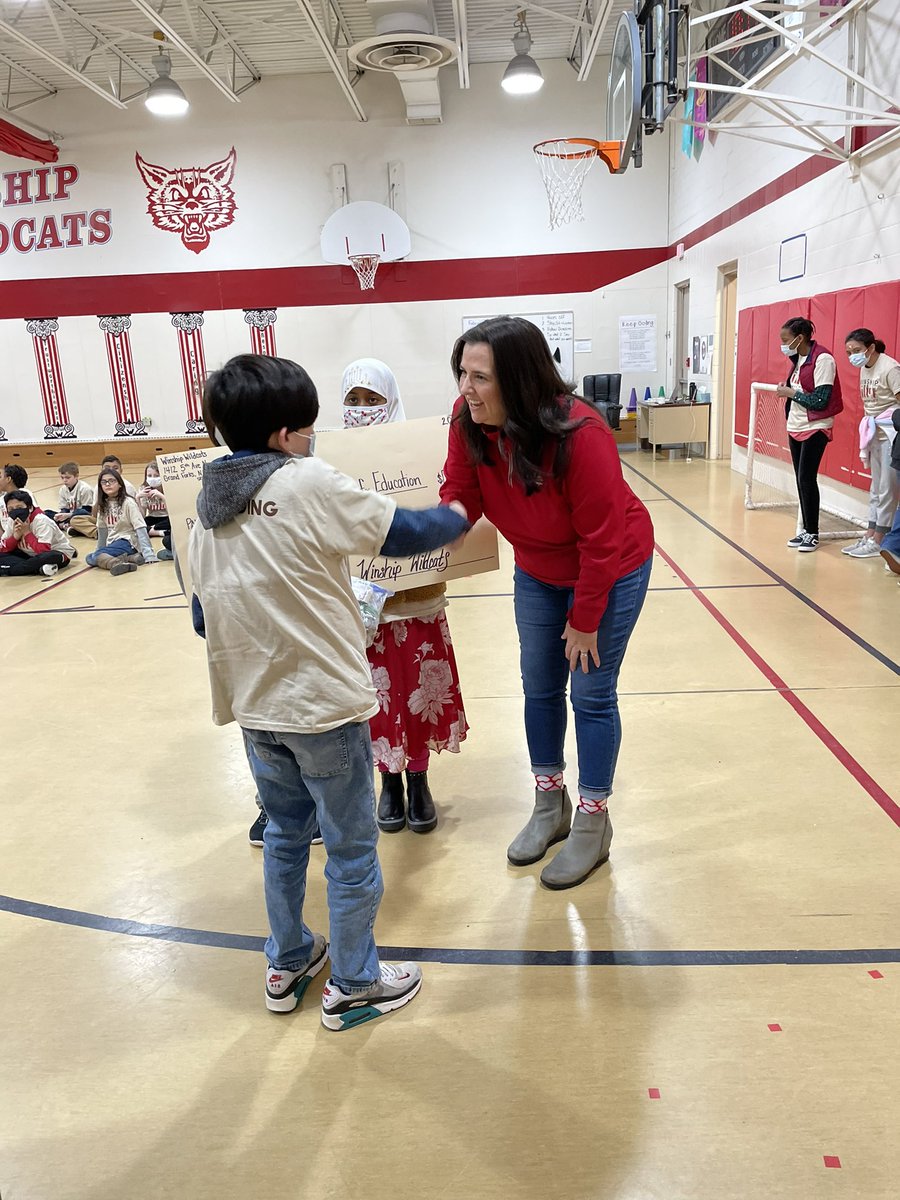 GFFEAlumniNet's tweet photo. Started @GivingHeartsDay at @WinshipGFPS… These “Giving Hearts” sold suckers this week and raised more than $600 for the Giving Tree! AMAZING! Proof that if we all work together, we can do great things. Thank you, Wildcats!!#GivingHeartsDay #GFSchools #GFFEGives https://t.co/poPwTt0tXA