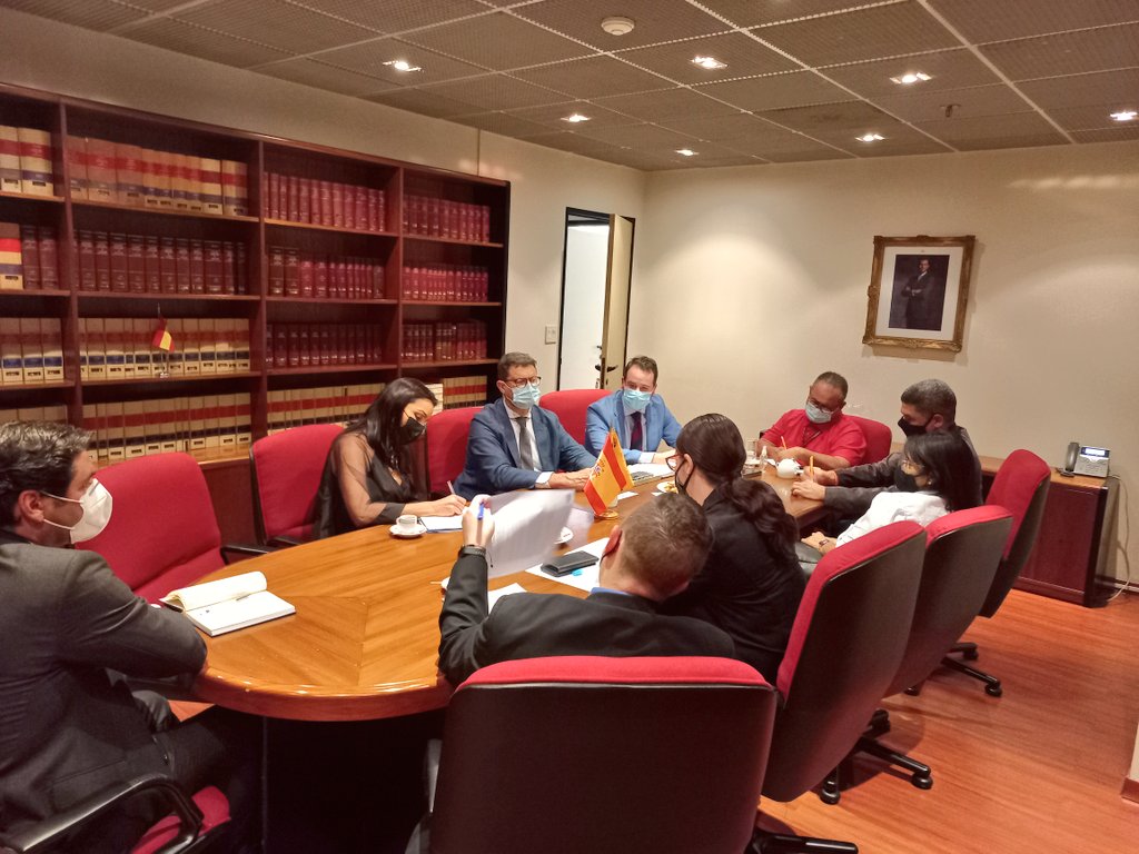 ConsEspCaracas's tweet photo. ✈Hoy nos hemos reunido con varias aerolíneas que vuelan desde 🇻🇪 a 🇪🇦 para analizar los cambios en la normativa de acceso y mejorar los canales de comunicación ante el aumento de conexiones aéreas. https://t.co/xX7KAQizgZ