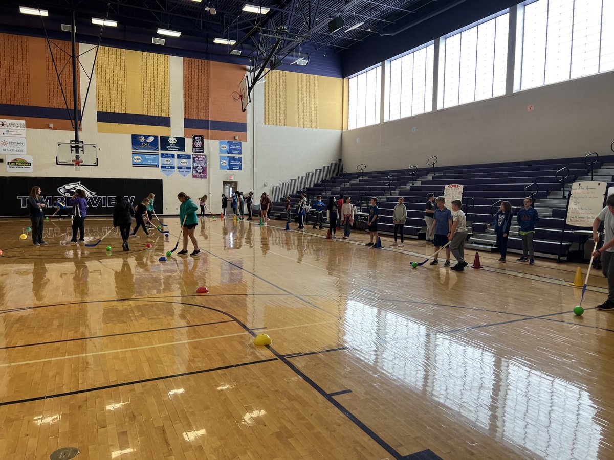 ⁦@TimberviewMS⁩ It’s hockey skills time in 5th grade PE.  ⁦<a href="/alishacole32/">Alisha Cole</a>⁩ ⁦<a href="/mistibryant/">Misti Bryant</a>⁩