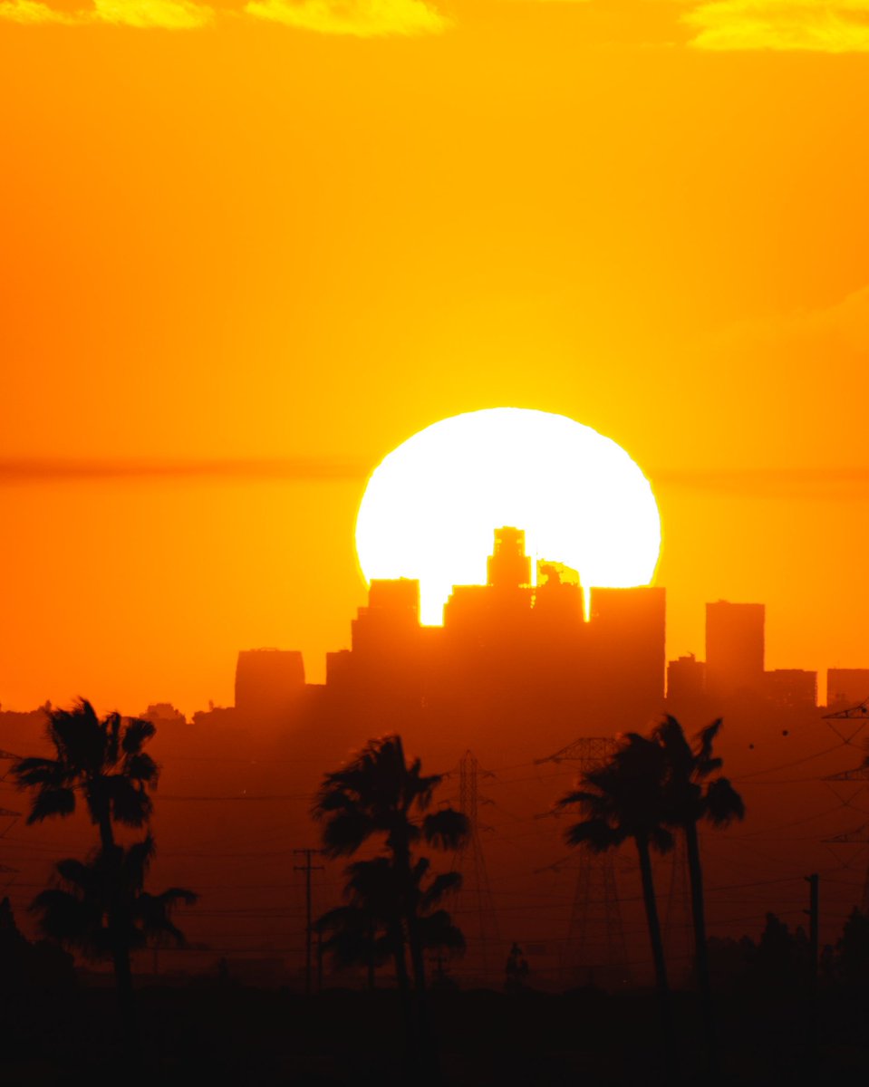 Caught this line-up 25 miles out from DTLA 🌴🌇🌴