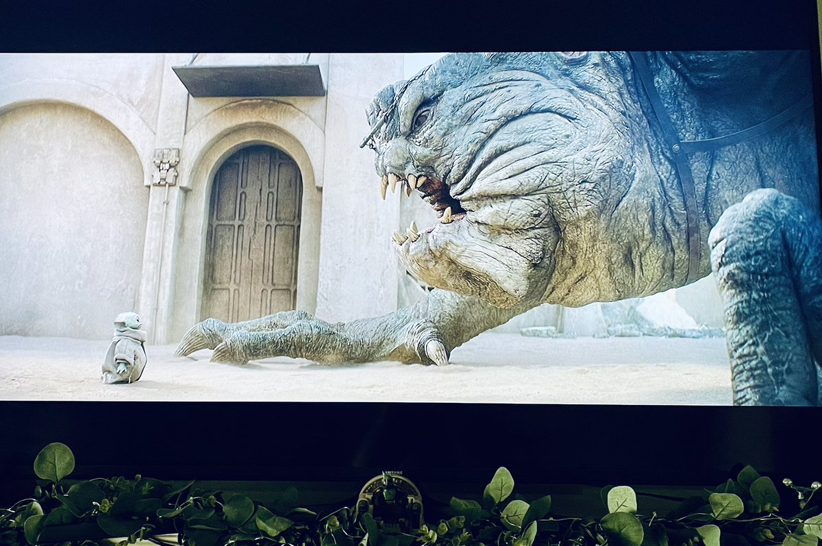 noisNkz's tweet image. did anyone else think of #atreyu &amp;amp; #morla when this scene popped up?!

was this a nod to #neverEndingStory @Jon_Favreau #TheBookOfBobaFett #TheMandalorian