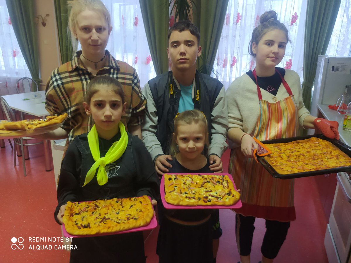 Мастер класс по изготовлению пиццы прошел в Центре помощи детям "Единство" в День пиццы. Ребята осваивали разные рецепты по ее изготовлению под руководством педагога.