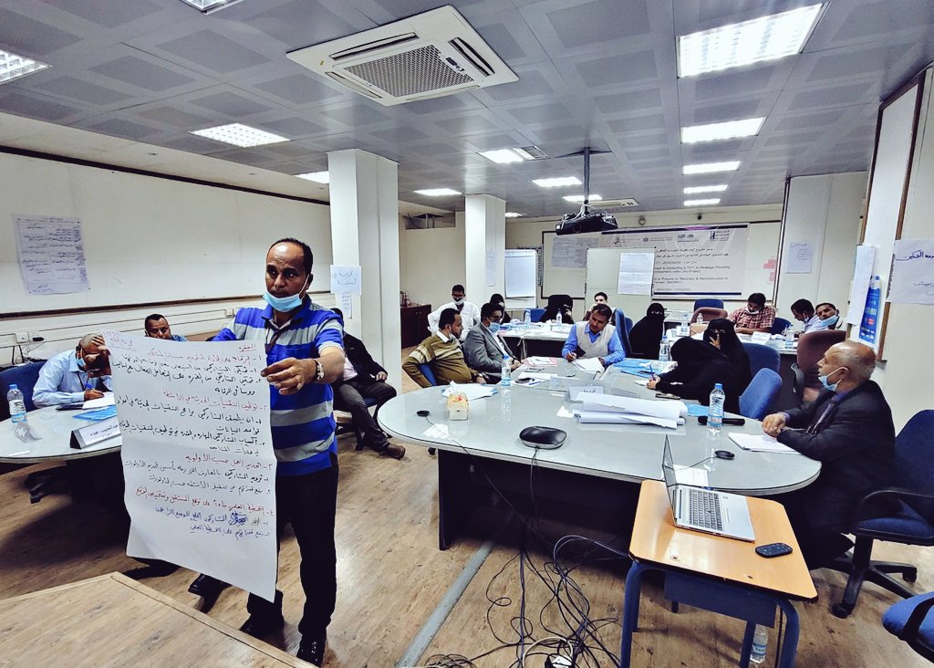 SFDYemen's tweet photo. #Tamkeen_Program is training 50 consultants (16👩) to #EMPOWER local authority members @ #Aden #Taiz #Hadhramout to prepare strategic plans and participatory recovery plans thru gaining skills on #strategic_planning, #governance, admin skills, revenue utilization
#YemenCantWait https://t.co/rJJT2vtWJk