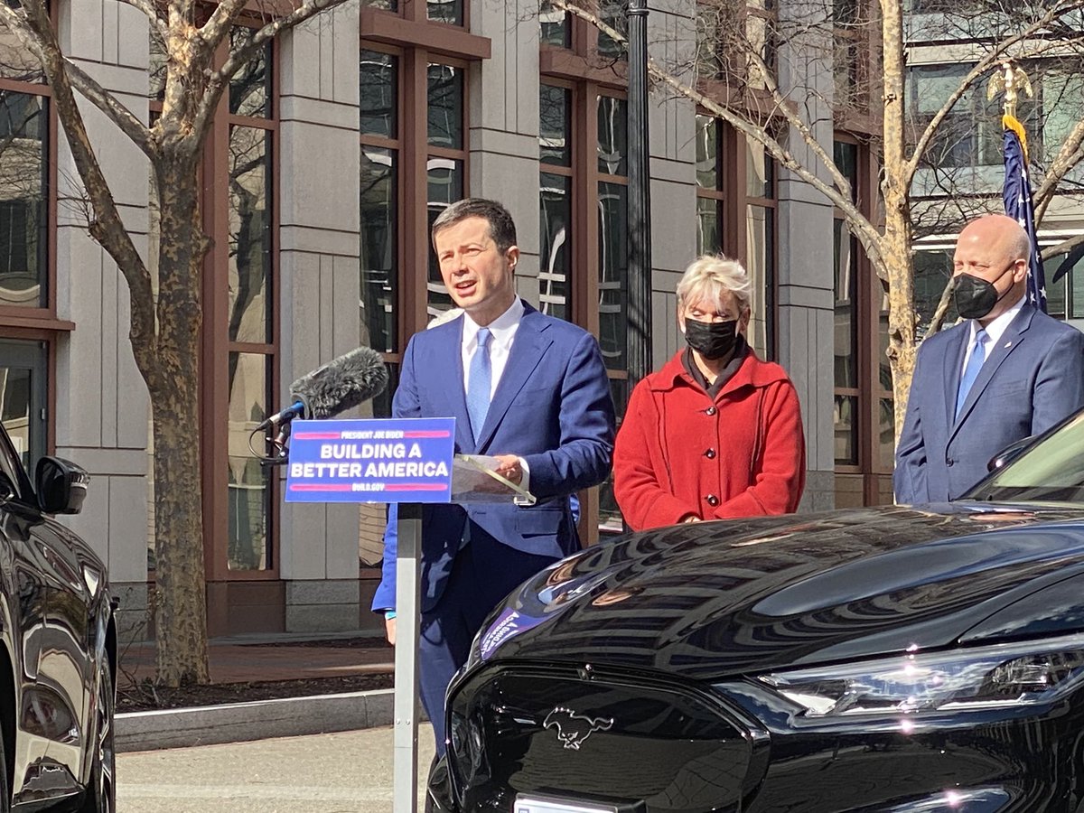 Strong #BuyAmerica messages delivered by @SecGranholm @SecretaryPete @MitchLandrieu46 @ginamccarthy46 as the Biden Administration announces $5 billion for states to build out an EV charging network. Good for jobs, climate, and #manufacturing.