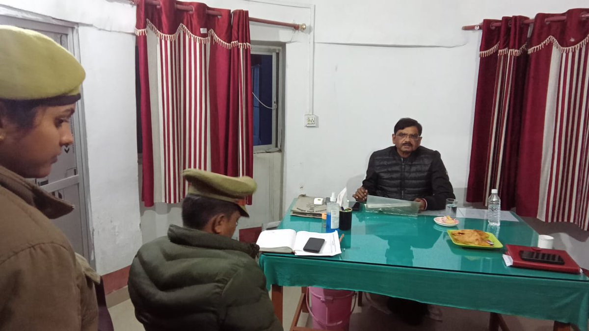 #SP_MRJ द्वारा विधानसभा चुनाव के दृष्टिगत रात्रि भ्रमण के दौरान थाना क्षेत्र निचलौल सिन्दुरिया,ठूठीबारी,बरगदवा,परसामलिक व नौतनवां में कानून व्यवस्था का जायजा लिया गया।तथा थाना नौतनवां का आकस्मिक निरीक्षण कर थाना प्रभारी व पुलिसकर्मियों को आवश्यक निर्देश दिया गया।
#UPPolice