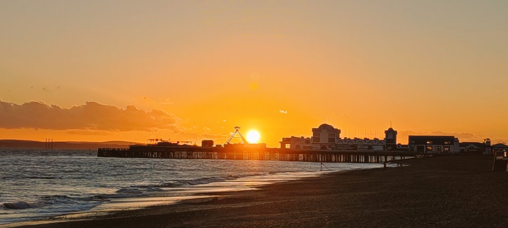 Firesnapper999's tweet photo. Limp along #Southsea beach with Benson. The sun starts to set on the horizon behind Clarence Pier. #CampervanViews #AndBreathe #FuPTSD #Hampshire #BeachView #Sunset https://t.co/5X3mtfd1Er