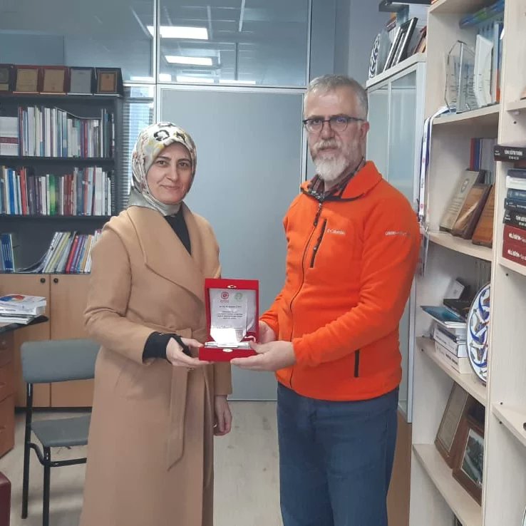 bilgetamgelisim's tweet photo. 25 Ekim 2021'de online gerçekleştirdiğimiz BEDENDEN BEYNE Çalıştayına verdiğiniz katkı için, kıymetli sohbetiniz ve özellikle de üzerinde yıllarca çalıştığınız kitabı adıma imzalayarak hediye ettiğiniz için çok teşekkür ederim...
  Prof. Dr. Selahattin Turan. https://t.co/ZoIaKgGHYY