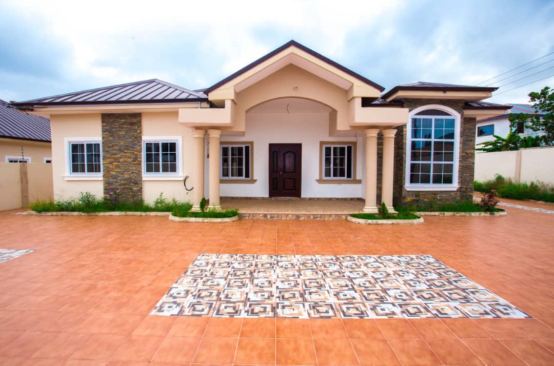 bervelynnnn's tweet photo. HOUSE FOR SALE‼️
PRICE : $160k 

3 Units of well designed and finished  Executive 3 Bedroom Detached Houses, located off the Spintex Road (Barclays Junction opposite  Coastal Estates.) Accra- Ghana. 

#Sarkodie #Elevy #kabutey #SonYeJin #Gehraiyaan #houseforsale https://t.co/RPcD1H11DK