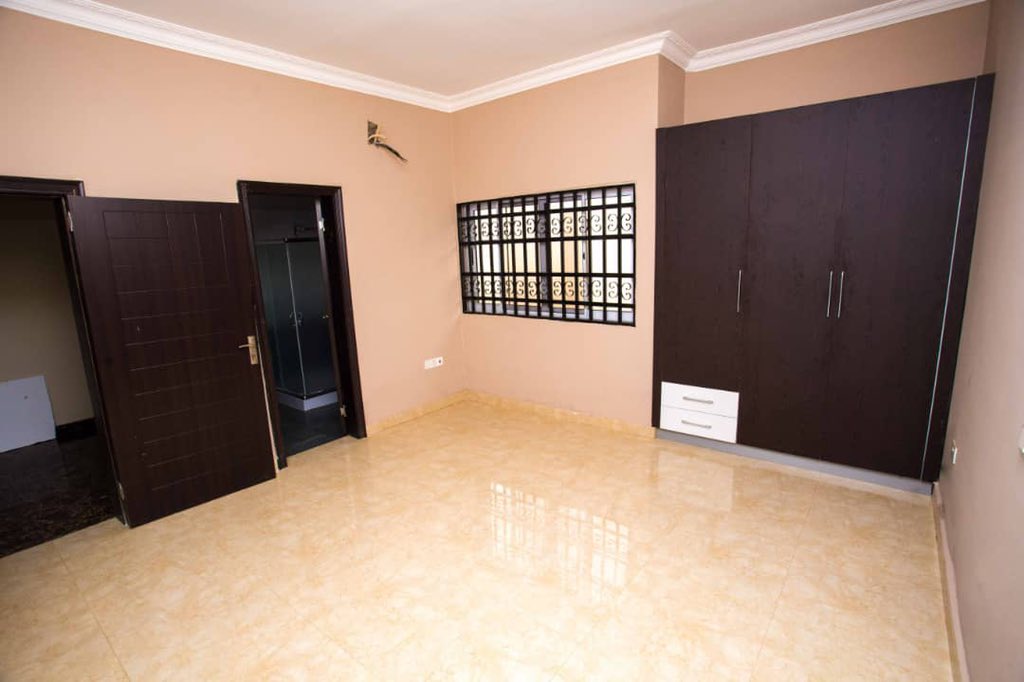 bervelynnnn's tweet photo. Features include:
- Living room
- Dining area
-3 bedroom with fully fitted wardrobes 
-3 washrooms plus guest toilet https://t.co/AJ40PiRQGd